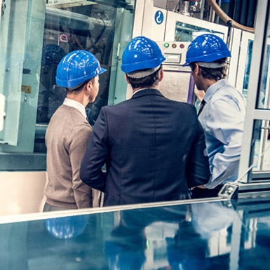 Equipo de trabajo revisando proceso