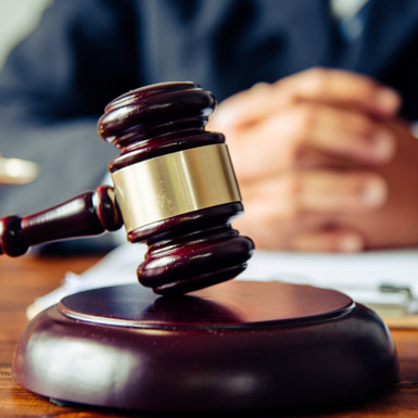 Mazo juez sobre mesa