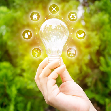 Mano sosteniendo bombilla eficiente energética
